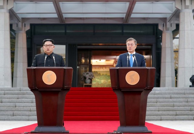 South Korean President Moon Jae-in and North Korean leader Kim Jong Un deliver a statement at the truce village of Panmunjom inside the demilitarized zone separating the two Koreas, South Korea, April 27, 2018. Korea Summit Press Pool/Pool via Reuters