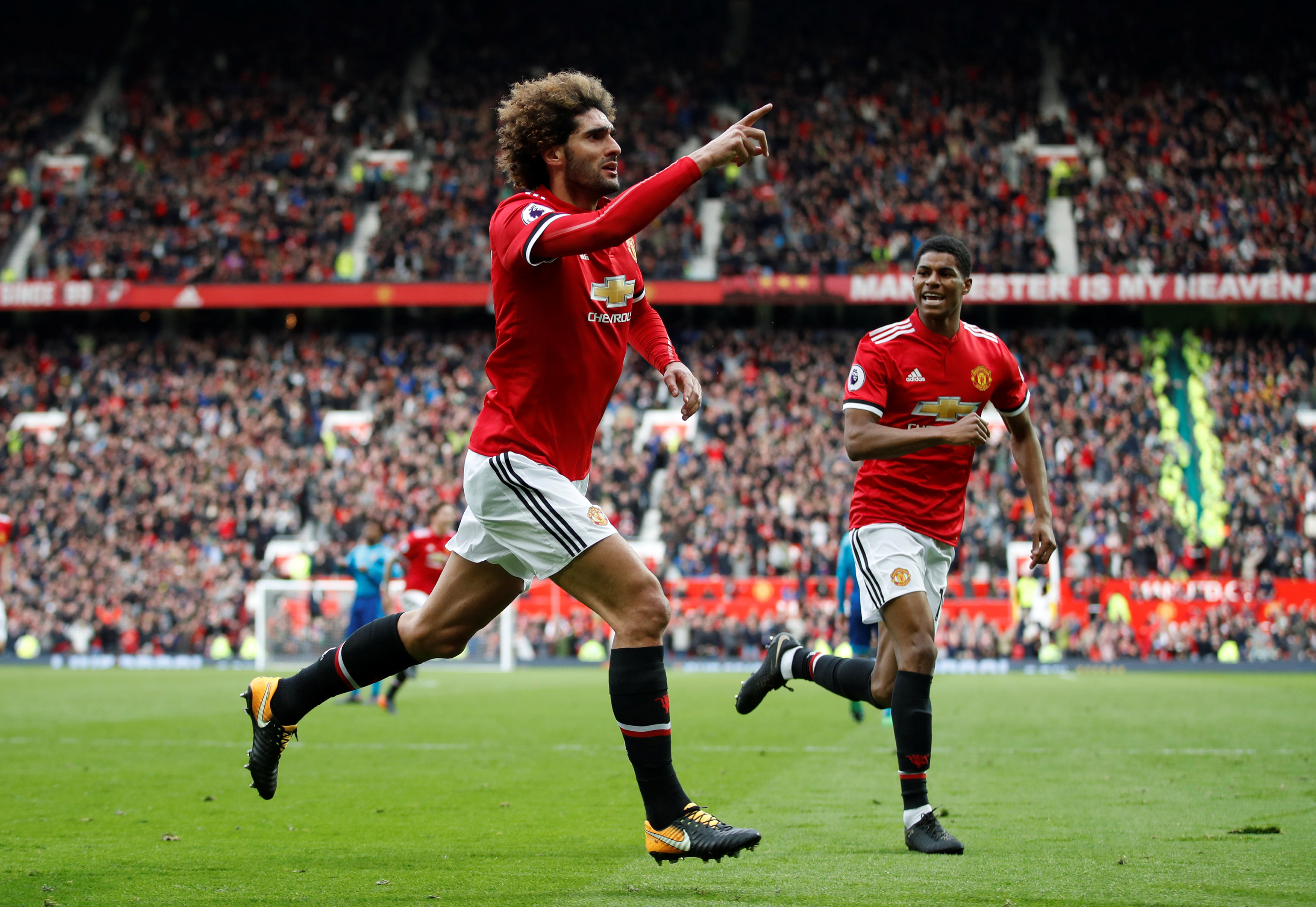 El United supera al Arsenal in extremis y Old Trafford homenajea a Wenger