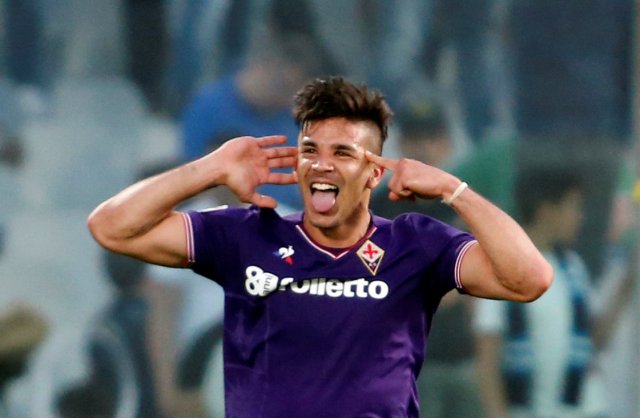 Soccer Football - Serie A - Fiorentina vs Napoli - Stadio Artemio Franchi, Florence, Italy - April 29, 2018   Fiorentina's Giovanni Simeone celebrates scoring their third goal   REUTERS/Stefano Rellandini