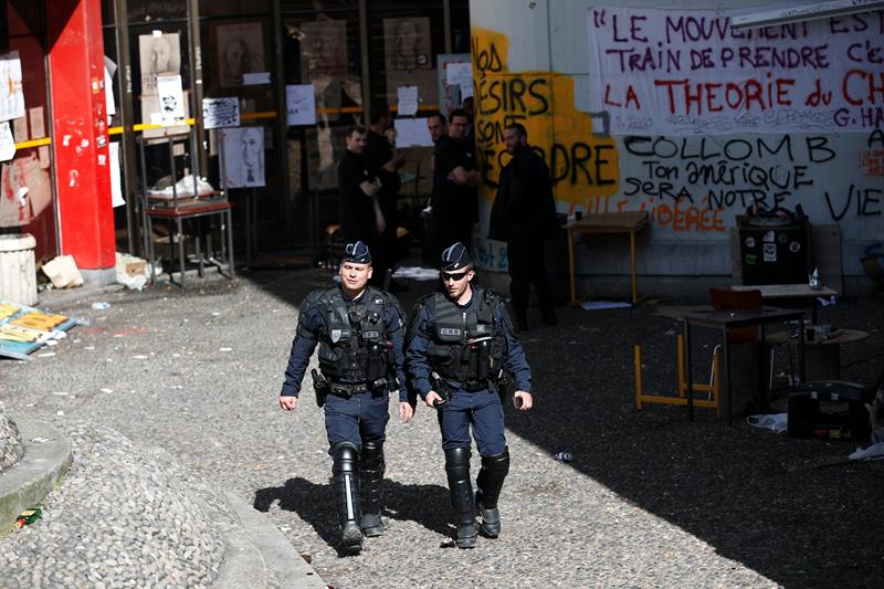 La policía francesa evacúa universidad de París ocupada por estudiantes