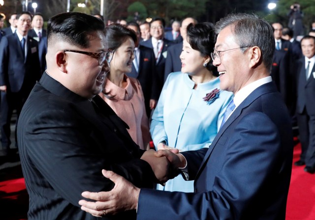 EPA3342. PANMUNJOM (COREA DEL SUR), 27/04/2018.- El líder norcoreano Kim Jong-un (izda) y su mujer Ri Sol-ju (2i) despiden al presidente surcoreano, Moon Jae-in, y a su mujer Kim Jung-sook, en la Peace House, el edificio ubicado en el lado sureño donde se celebra la cumbre, en Panmunjom, el 27 de abril del 2018, con el objetivo de escenificar un acercamiento con el que ambos mandatarios quieren dar el primer paso hacia la reconciliación. EFE/Korea Summit Press POOL