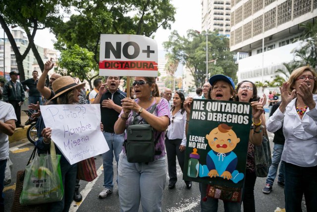 CAR10. CARACAS (VENEZUELA), 27/04/2018.- Manifestantes participan en una protesta hoy, viernes 27 de abril de 2018, en Caracas (Venezuela). Los opositores venezolanos se concentran hoy en varios puntos de Caracas y otros estados del país para protestar contra la crisis económica, social y en rechazo a las elecciones presidenciales del 20 de mayo, que consideran un fraude, atendiendo a la convocatoria del Frente Amplio Venezuela Libre. EFE/Miguel Gutiérrez