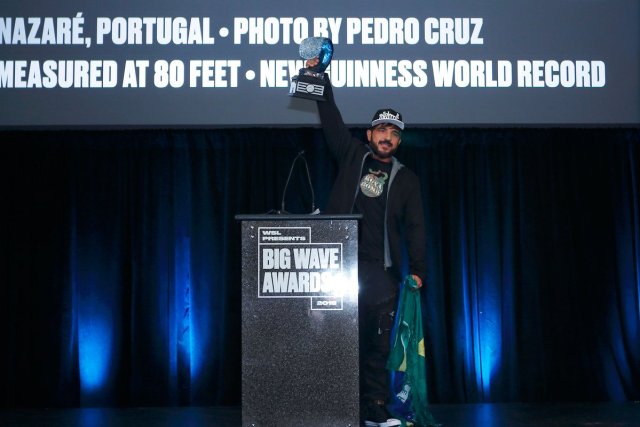 El brasileño de 38 años, originario de Sao Paulo, se adjudicó el récord mundial al domar un monstruo de agua de una altura estimada en 24,38 metros | Foto: @SurfLine