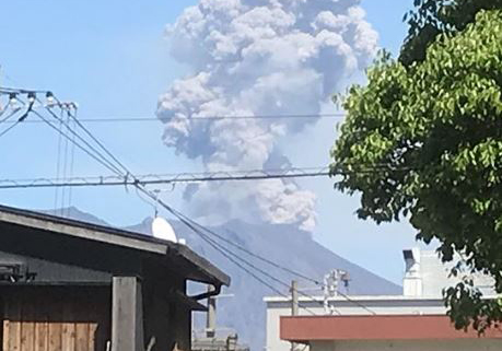 Volcán japonés entra en erupción por primera vez en 250 años