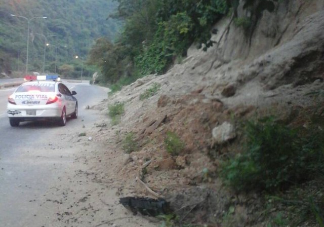 El deslizamiento de tierra se reportó en Puerto Cabello, estado Carabobo | Foto: @Jacobo_Vidarte