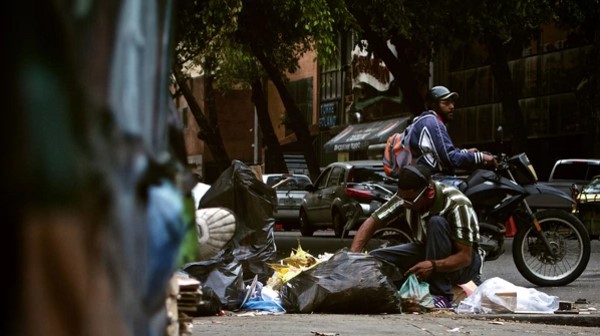 Comer de la basura para no morir de hambre: El último recurso de los venezolanos