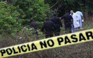 Hallaron un cadáver momificado dentro de un saco en fosa de cementerio de Guanare