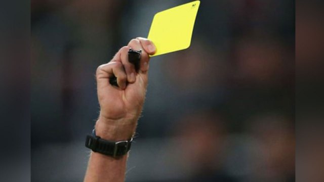 Un árbitro sostiene una tarjeta amarilla (Imagen referencial)