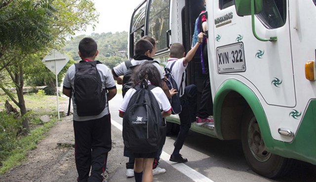 Guardia Nacional impide paso de buses escolares a Venezuela