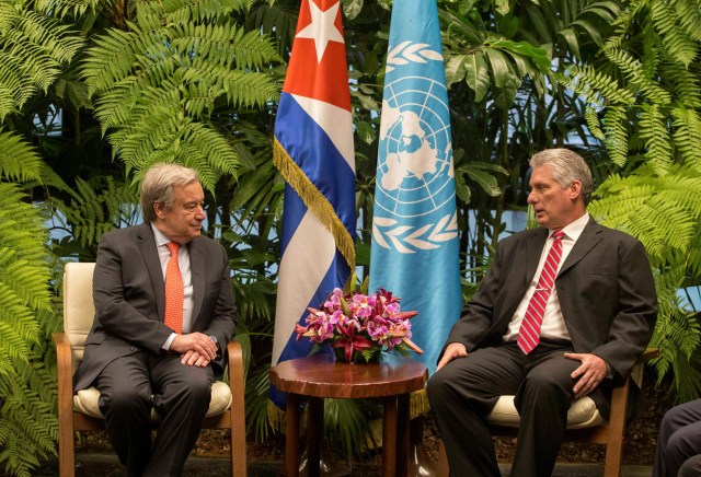 El Presidente cubano Miguel Díaz-Canel (R) y el Secretario General de las Naciones Unidas, Antonio Guterres se reúnen en el Palacio de la Revolución en La Habana, el 7 de mayo de 2018. Guterres se encuentra en Cuba en la inauguración oficial de la 37.º período de sesiones de la Comisión Económica para América Latina y el Caribe (CEPAL). Desmond BOYLAN / Pool / AFP