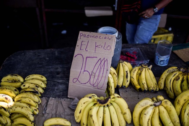 A man sells bananas in a street in Maracaibo, Venezuela on May 3, 2018. Amid blackouts, skyrocketing prices, shortage of food, medicine and transportation, Venezuelans go to elections next May 20 anguished to survive one of the worst crisis in the oil country. / AFP PHOTO / Federico PARRA