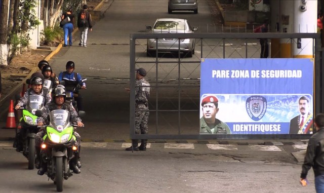 Las fuerzas de seguridad son vistas a la entrada de El Helicoide, la sede del Servicio Bolivariano de Inteligencia Nacional (SEBIN), en Caracas, el 17 de mayo de 2018, donde opositores venezolanos y un ciudadano estadounidense han tomado el control del centro de detención. / AFP PHOTO / AFP TV / Jesus OLARTE