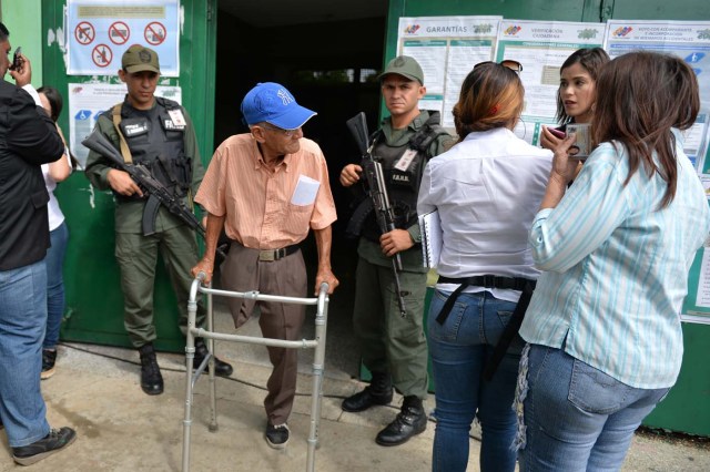 A Venezuelan man leaves a polling station after casting his vote during presidential elections in Barquisimeto, Venezuela on May 20, 2018 Venezuelans headed to the polls early Sunday to vote in the general elections as incumbent president Nicolas Maduro is seeking a second term in power. / AFP PHOTO / Luis Robayo