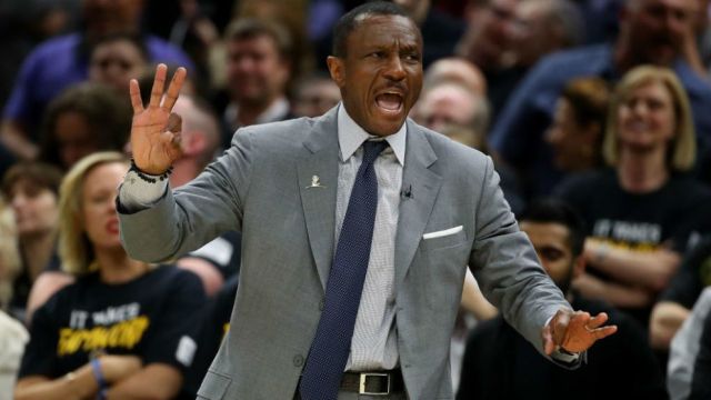 Dwane Casey dirgiendo a los Toronto Raptors en los 'playoffs' NBA GTY_AR_SPO