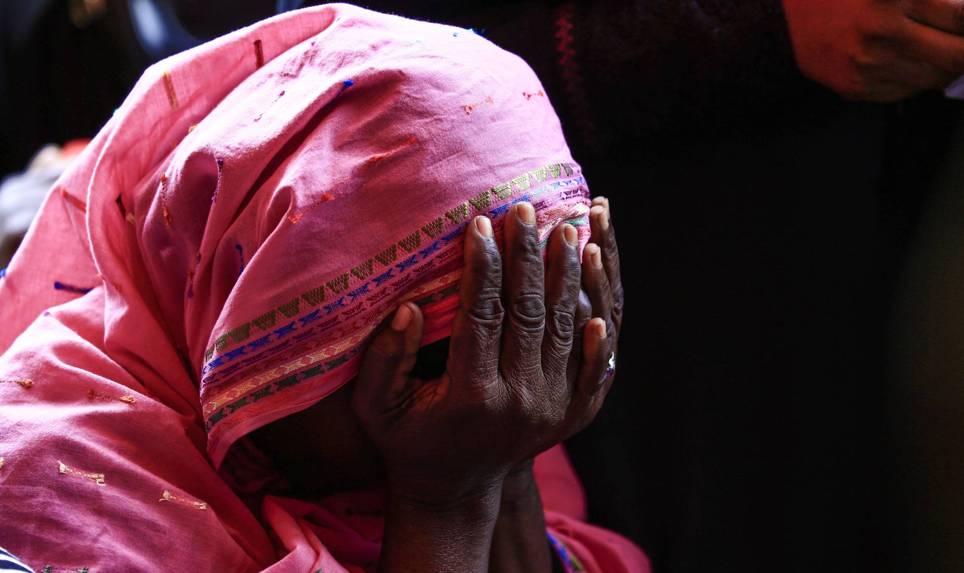 En Sudán, condenan a muerte a joven por matar a su marido al intentar violarla