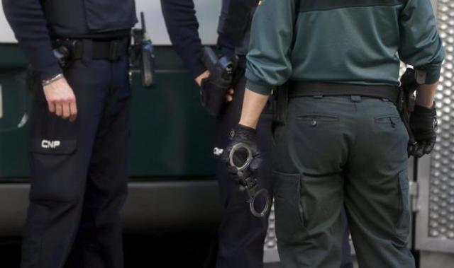 Agentes de la Guardia Civil y la Policía Nacional en una operación contra el Dáesh | FOTO: JAVIER BARBANCHO | EL MUNDO