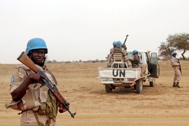 El personal de mantenimiento de la paz de la ONU monta guardia en la ciudad norteña de Kouroume, Mali, el 13 de mayo de 2015. Kourome está a 18 km (11 millas) al sur de Tombuctú. REUTERS / Adama Diarra // Foto de archivo