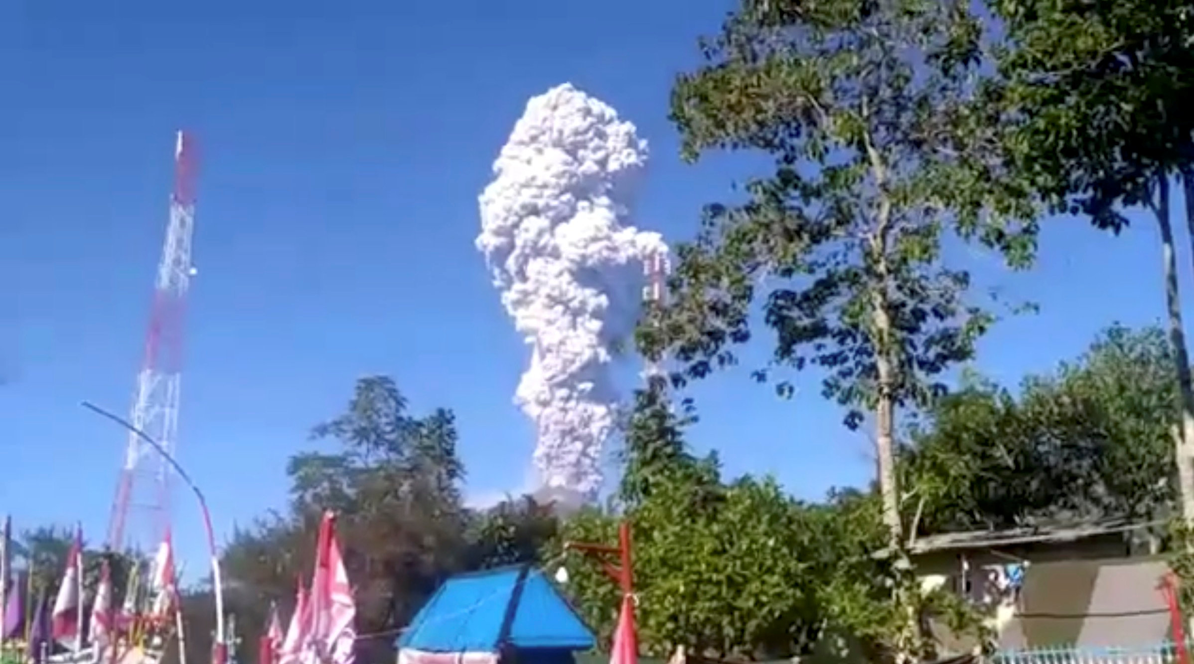 Evacuaciones tras erupción de un volcán en Indonesia