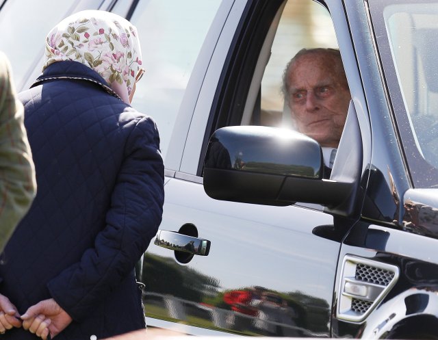 La Reina Isabel de Inglaterra habla con el Príncipe Felipe en el Royal Windsor Horse Show, en Windsor, el 11 de mayo de 2018. REUTERS / Peter Nicholls