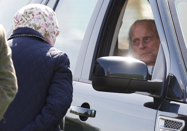 La Reina Isabel de Inglaterra habla con el Príncipe Felipe en el Royal Windsor Horse Show, en Windsor, el 11 de mayo de 2018. REUTERS / Peter Nicholls