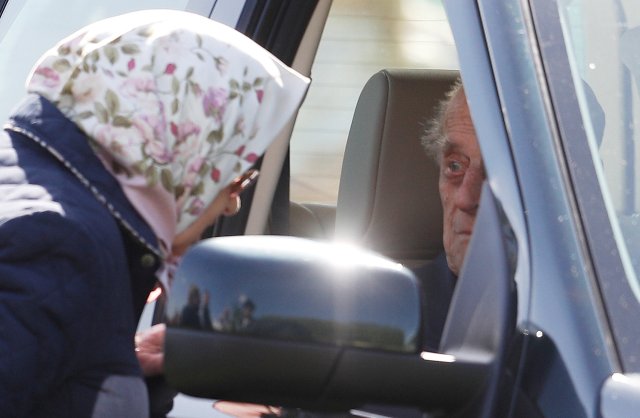 La Reina Isabel de Inglaterra habla con el Príncipe Felipe en el Royal Windsor Horse Show, en Windsor, el 11 de mayo de 2018. REUTERS / Peter Nicholls