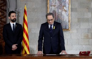 Nuevo presidente catalán asume poder sin representantes de Gobierno español
