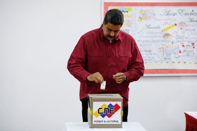 El presidente de Venezuela, Nicolás Maduro, da su voto en una mesa de votación, durante las elecciones presidenciales en Caracas, Venezuela, el 20 de mayo de 2018. REUTERS / Carlos Garcia Rawlins