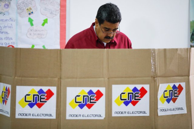 El presidente de Venezuela, Nicolás Maduro, da su voto en una mesa de votación, durante las elecciones presidenciales en Caracas, Venezuela, el 20 de mayo de 2018. REUTERS / Carlos Garcia Rawlins