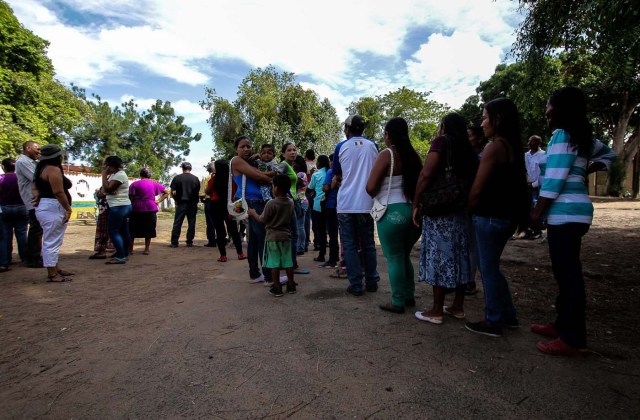 Venezuelans wait to vote at a polling station during the presidential election in Puerto Ordaz, Venezuela, May 20, 2018. REUTERS/William R. Urdaneta