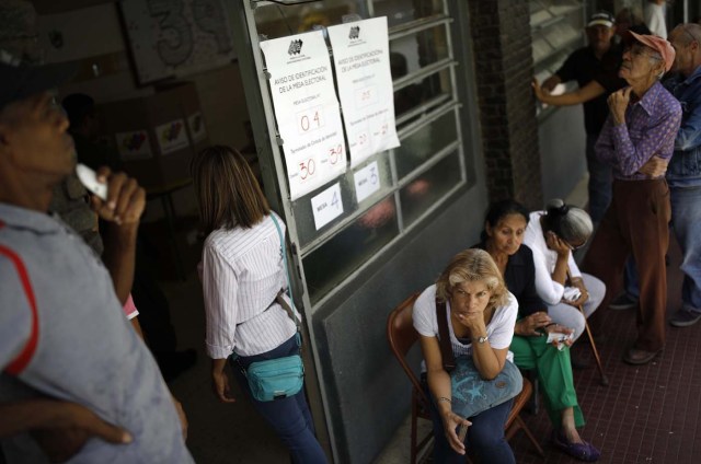 Venezuelan citizens wait to vote at a polling station during the presidential election in Caracas, Venezuela, May 20, 2018. REUTERS/Carlos Garcia Rawlins