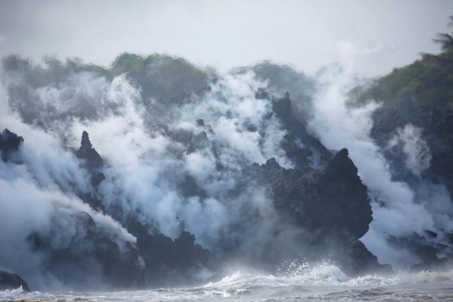 La lava fluye hacia el Océano Pacífico al sudeste de Pahoa durante las erupciones en curso del volcán Kilauea en Hawai, EE. UU., El 20 de mayo de 2018. REUTERS / Terray Sylvester