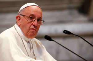 El papa pide a los países europeos que acojan a los refugiados que puedan