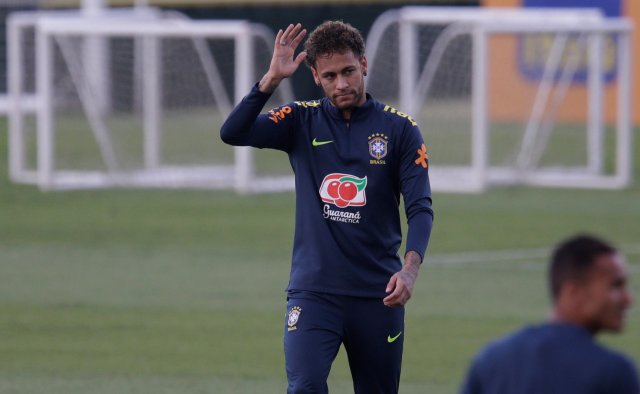 Football Soccer - Brazil national soccer team training - World Cup 2018 - Granja Comary,  Teresopolis, Brazil - May 25, 2018 - Neymar greets the audience.  REUTERS/Ricardo Moraes