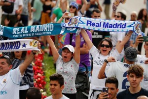 Los aficionados del Real Madrid celebran con su equipo la hazaña (Fotos)