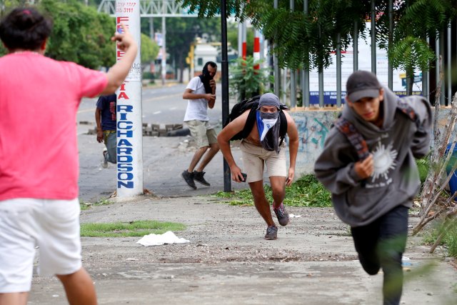 Los manifestantes escapan de la policía antidisturbios durante una protesta contra el gobierno del presidente nicaragüense Daniel Ortega en Managua, Nicaragua el 28 de mayo de 2018. REUTERS / Oswaldo Rivas