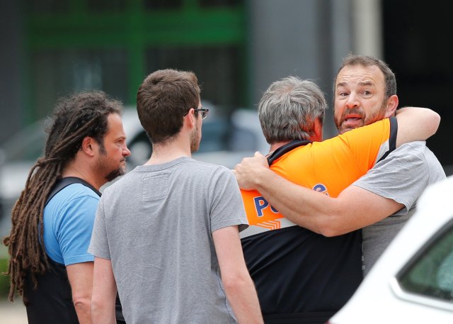 Un hombre está siendo consolado por un oficial de policía en la escena de un tiroteo en Lieja, Bélgica, el 29 de mayo de 2018. REUTERS / Francois Lenoir