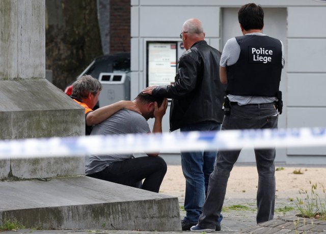 Un hombre está siendo consolado en la escena de un tiroteo en Lieja, Bélgica, el 29 de mayo de 2018. REUTERS / Francois Lenoir