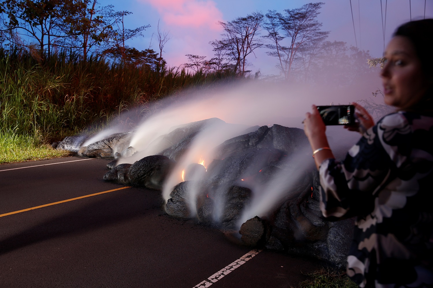 Nueva columna de ceniza emana del volcán Kilauea en Hawái