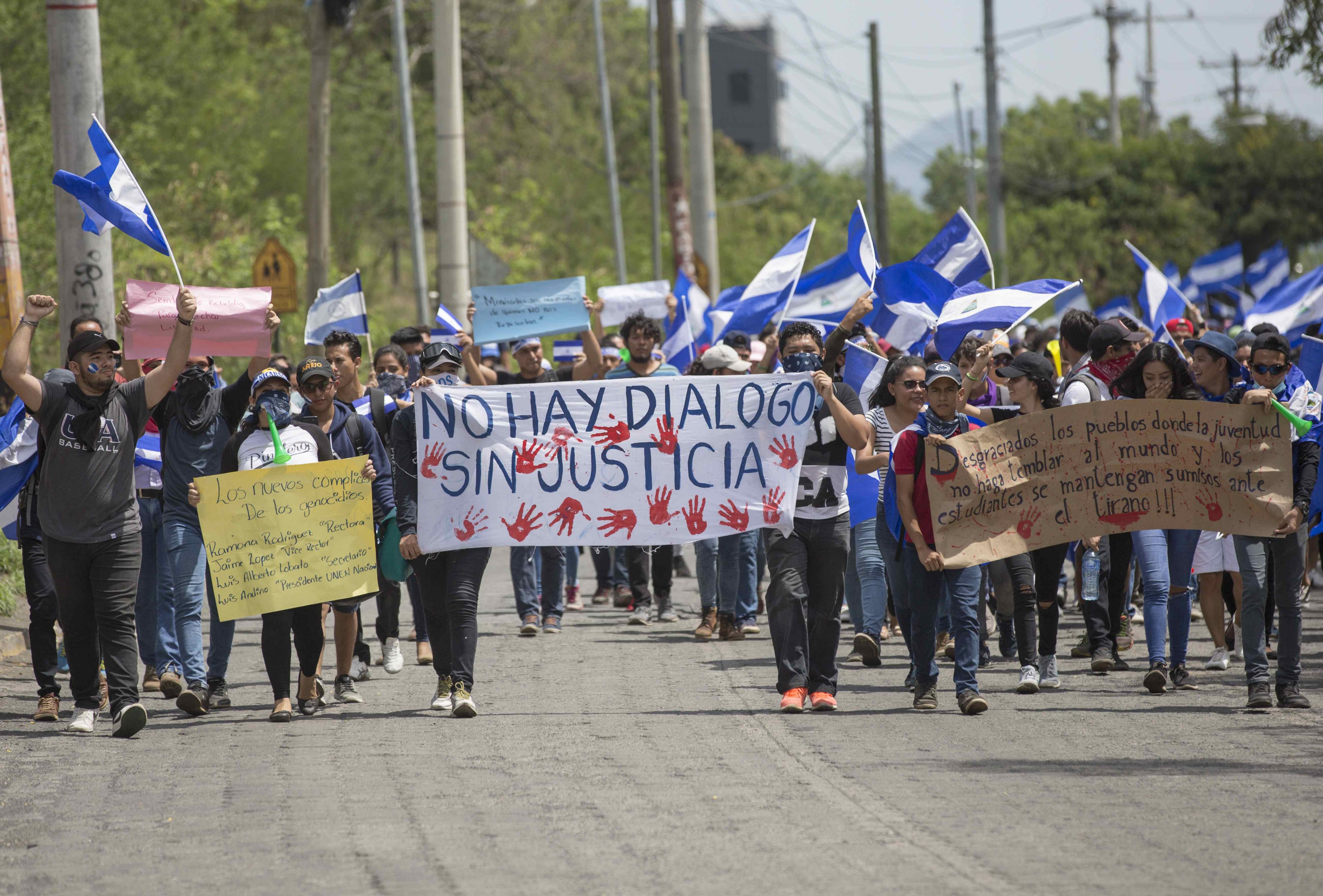 Un centenar de estudiantes marchan en Nicaragua tras ataques nocturnos