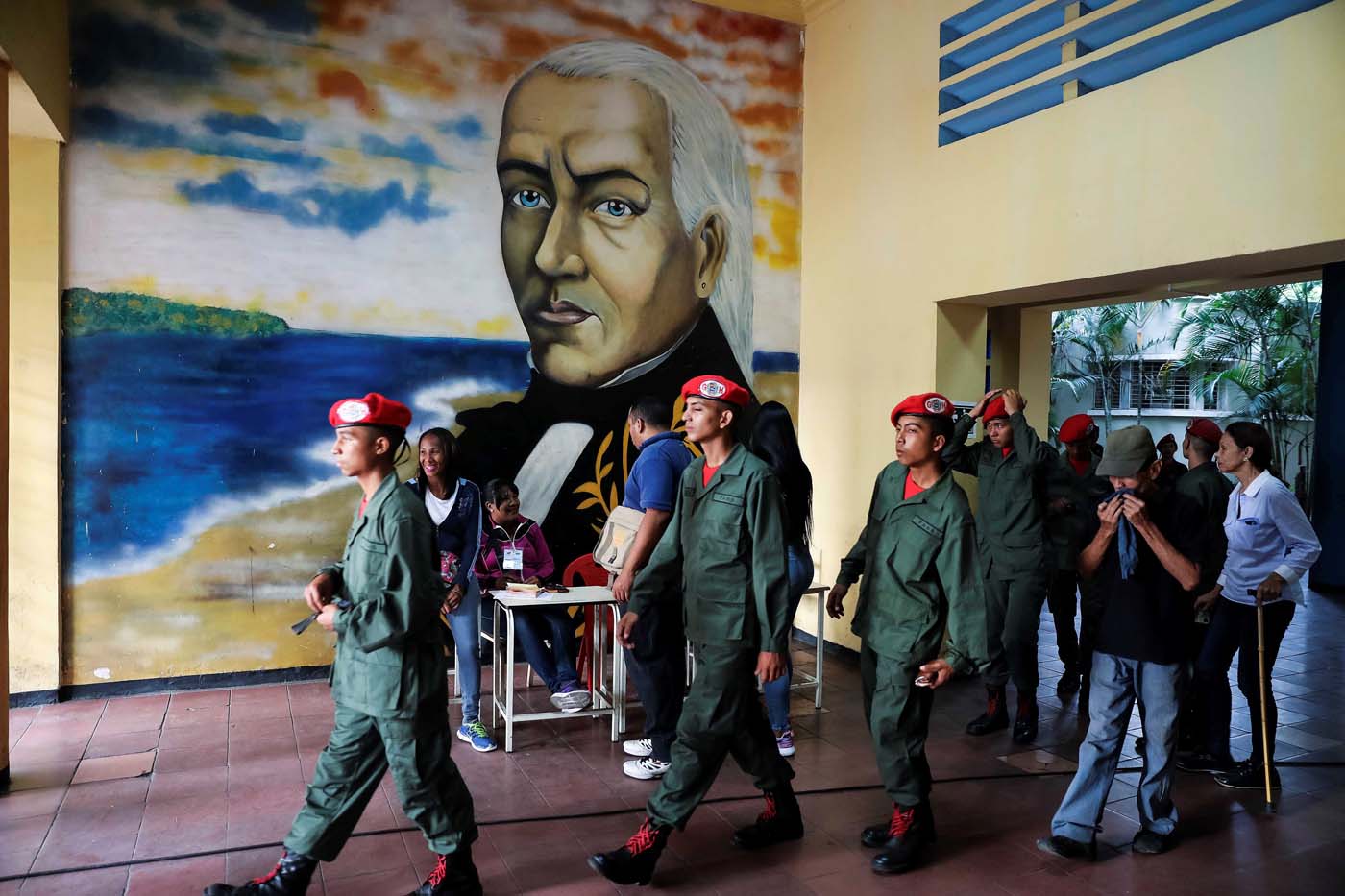 Sin pueblo y sin dinero, un acorralado Maduro emprende represión y purga militar