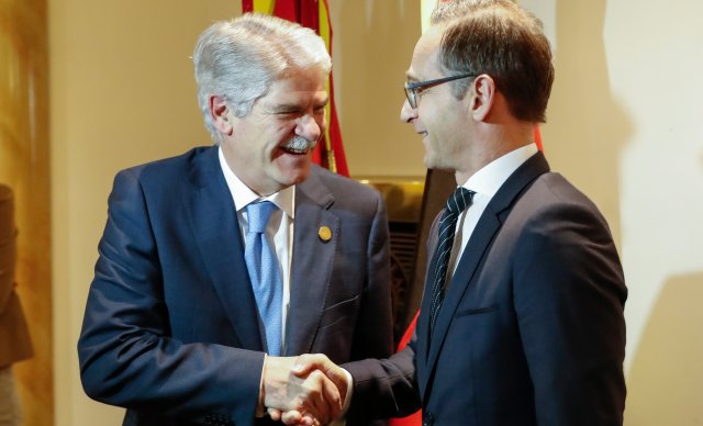 BAS001. BUENOS AIRES (ARGENTINA), 20/05/2018 .- El ministro de Asuntos Exteriores de España, Alfonso Dastis (i), y su par alemán, Heiko Maas (d), celebran una reunión bilateral hoy, 20 de mayo de 2018, en un hotel de Buenos Aires (Argentina). Los ministros de Relaciones Exteriores de los países miembros del G20 mantienen desde esta noche un encuentro de dos días en Buenos Aires para abordar el rol de las instituciones internacionales en el sistema de gobernanza mundial y los desafíos que presentan las nuevas tecnologías a nivel global. EFE/David Fernández