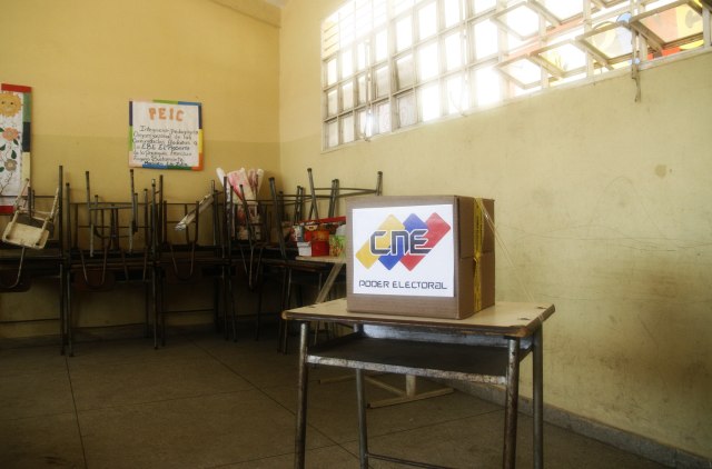 CAR01. MARACAIBO (VENEZUELA), 20/05/2018.- Ciudadanos ejercen derecho al voto durante las elecciones presidenciales hoy, domingo 20 de mayo de 2018, en Maracaibo (Venezuela). EFE/Humberto Matheus