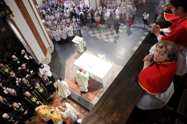 EPA6473. VARSOVIA (POLONIA), 31/05/2018.- En la región metropolitana de Varsovia, el cardenal Kazimierz Nycz (c) dirige la solemne celebración del Cuerpo y Sangre de Cristo en Varsovia, Polonia, hoy, 31 de mayo de 2018. El Corpus Christi es una festividad religiosa en Polonia. EFE/ Tomasz Gzell PROHIBIDO SU USO EN POLONIA