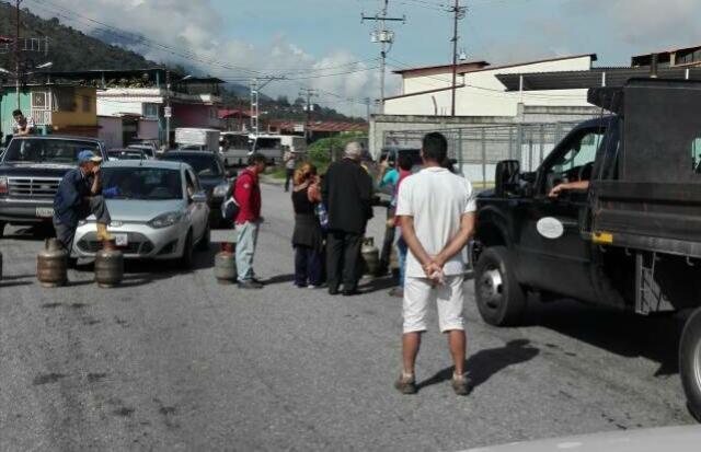 Foto: Cardenal Baltazar Porras escucha a los habitantes de Mérida durante protesta por falta gas / Leonardo León