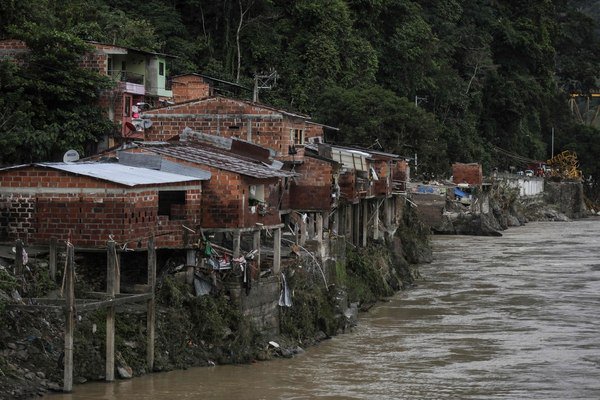Más de 25.000 evacuados por emergencia en hidroeléctrica en Colombia