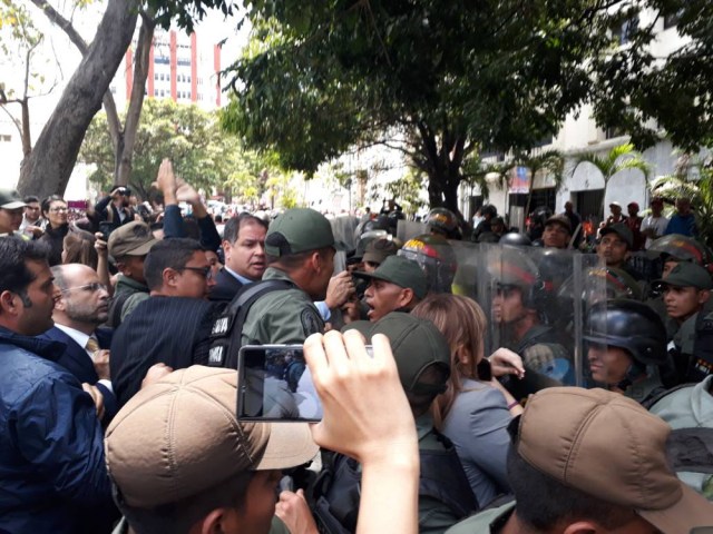 Foto: GNB golpean a diputados que buscan el ingreso de la prensa a la Asamblea Nacional / @sntpvenezuela - twitter