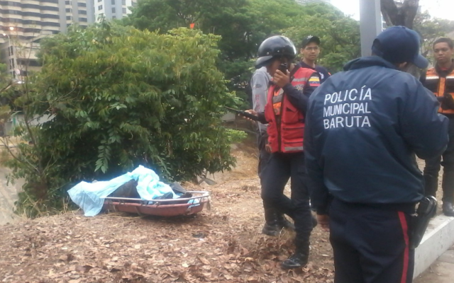 El cuerpo sin vida no presentaba heridas visibles y las autoridades presumen que era un indigente (Foto: Lysaura Fuentes @lysaurafuentes)