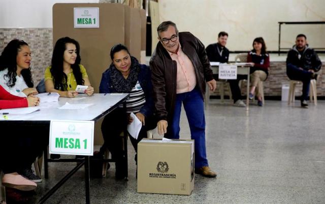 El integrante del partido Fuerza Alternativa Revolucionaria del Común (FARC), Rodrigo Londoño, vota hoy, domingo 27 de mayo de 2018, en un colegio electoral de Bogotá (Colombia). Los colegios electorales de Colombia abrieron hoy a las 8.00 hora local (13.00 GMT) para los comicios en los que se elegirá entre seis candidatos al nuevo presidente del país para el periodo 2018-2022. EFE/Leonardo Muñoz