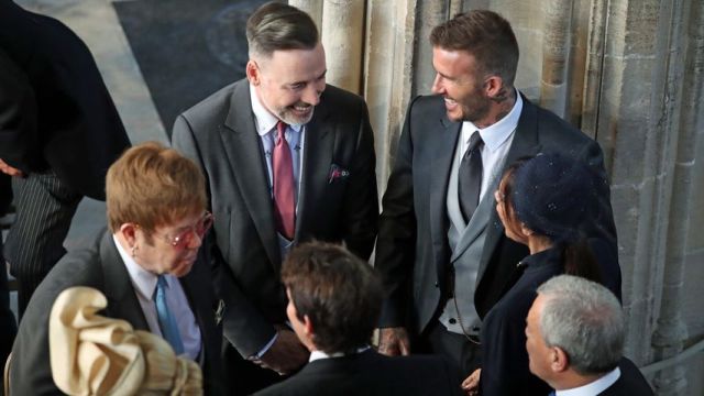 david-und-victoria-beckham-sprechen-mit-sir-elton-john-und-david-furnish