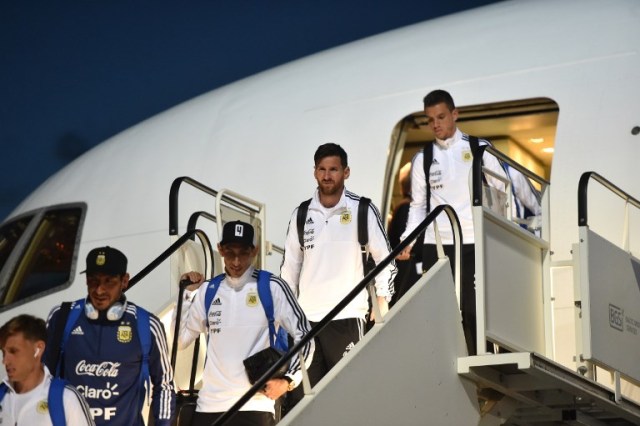 El delantero argentino Lionel Messi (2 ° R) y el mediocampista Angel Di Maria (3 ° L) desembarcan de un avión en el aeropuerto Zhukovsky, cerca de Moscú, el 9 de junio de 2018, mientras el equipo nacional de fútbol llega al Mundial de Rusia 2018. Vasily MAXIMOV / AFP